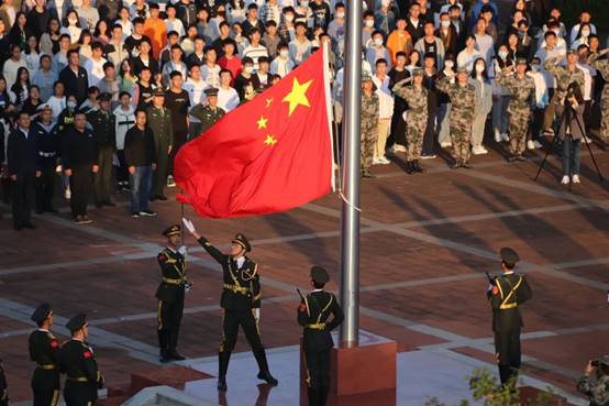 许多人在广场上形貌已自动天生