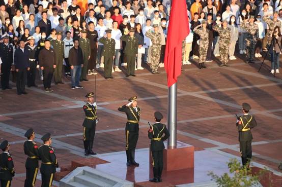 许多人在广场上形貌已自动天生